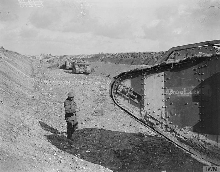 Canal du Nord, et troupes anglaises en 1918 David McLellan, Public domain, via Wikimedia Commons.